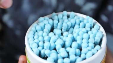 Plastik bir pakette kulak pamuğu çubuğu
