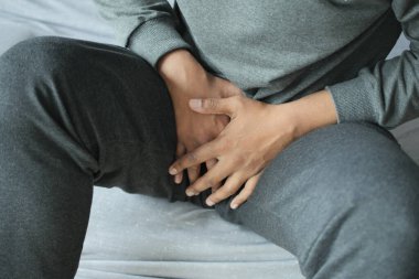 Prostat ve mesane sorunu kavramı, genç bir insanın kasık ağrısı. .