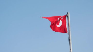 Gökyüzüne Karşı Türk Bayrağının Düşük Açı Görünümü