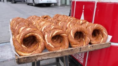 Türkiye 12 Mart 2023. Türk Bagel Simit 'i taksim meydanında bir minibüste satıyor .