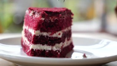 Masadaki tabakta çikolatalı ve kremalı pasta. .