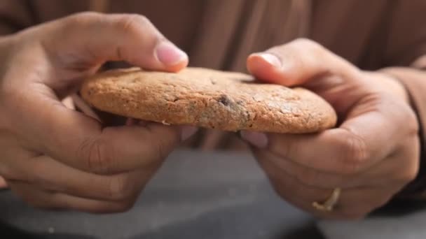 Αργή Κίνηση Του Σπάσιμο Γλυκά Μπισκότα — Αρχείο Βίντεο