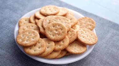 Tahta masadaki tatlı kurabiyeleri kapat. .