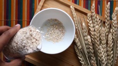  Yulaf ezmesi kavanozda, masada kaşık var. .