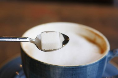 Fotokopi alanı olan bir fincan çay ve şeker.