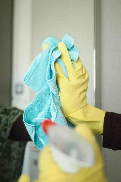 Fechar Mão Pessoa Luvas Limpeza Janela Vidro — Fotografia de Stock