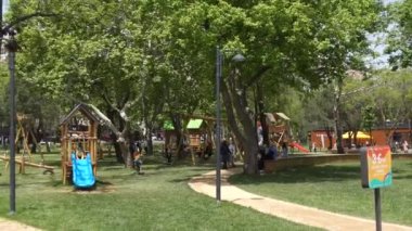 İstanbul 'daki yerel parkta dinlenen insanlar .