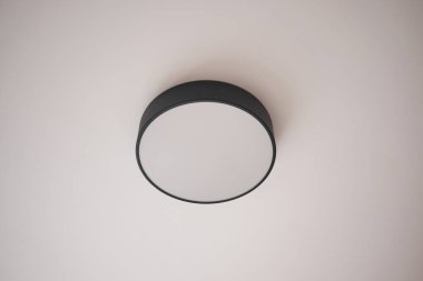  Bir odada asılı gri tavan lambası 