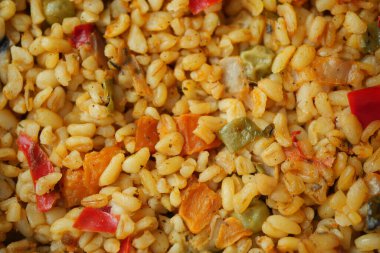 bulgur pilavı ve domates tabağı.