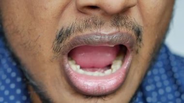 Tıbbi tablet alan adama yaklaş. .