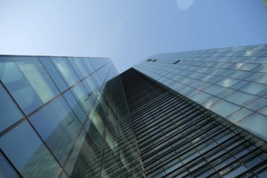  Singapur modern şehir binalarının düşük açılı görüntüsü