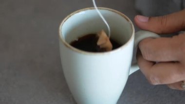 ahşap masa yakın çekim üzerinde çay poşeti ile çay