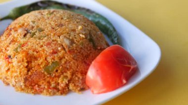 bulgur pilavı ve domates tabağı.