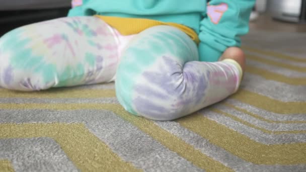 Criança Sentado Postura Chão — Vídeo de Stock