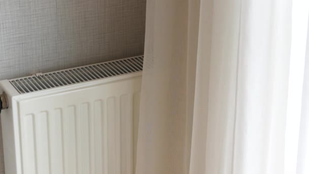 灰白色墙壁上的白色散热器 公寓供热安装系统 — 图库视频影像
