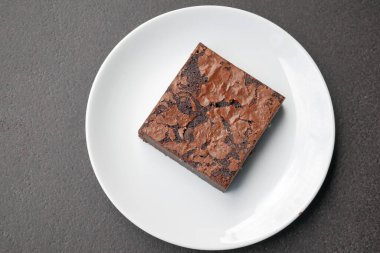 Tabakta bir dilim browni. .