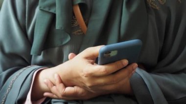 Akıllı telefonları tutan kadınların yakın çekimleri..