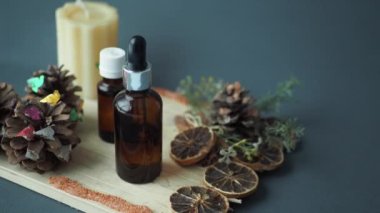  Okaliptüs, cam bir şişede yeşil yapraklı gerekli yağlar.,