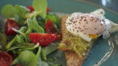 Avokado ve yumurtalı taze tost..