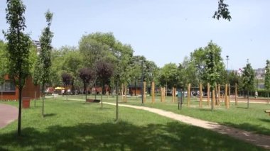 İstanbul 'daki yerel parkta dinlenen insanlar .