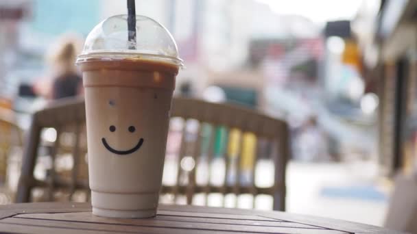 Холодна Кава Пластиковій Тарі Дизайном Форми Посмішки Ньому — стокове відео