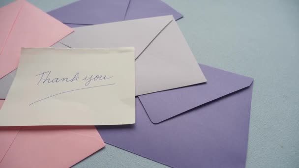 Ευχαριστώ Μήνυμα Και Φάκελο Ξύλινο Τραπέζι — Αρχείο Βίντεο
