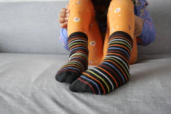 Close Van Een Kleurrijke Zachte Sokken Kindervoeten — Stockfoto