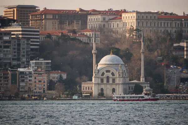 Architecture Historique Mosquée Ferry Sur Rivière Istanbul — Photo