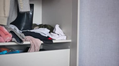 Üst görünümü dağınık kumaşlarla daha saf.