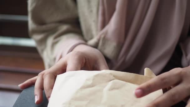 Femmes Main Manger Poulet Chaîne Plein Air — Video