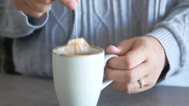 紅茶の白いカップにティーバッグ 朝茶の製造 — ストック動画