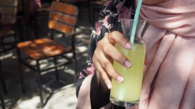  Bir bardak portakal suyu tutan kadınlar .