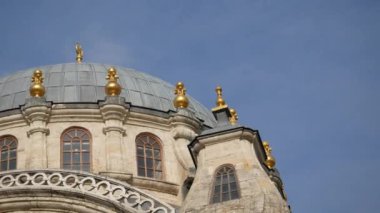 Mavi gökyüzüne karşı güzel bir cami. .