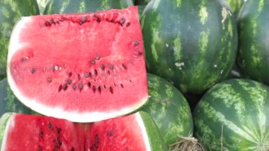 Beyaz arkaplanda bir karpuz dilimini kapat