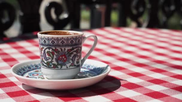 Une Tasse Café Turc Sur Table Extérieure — Video