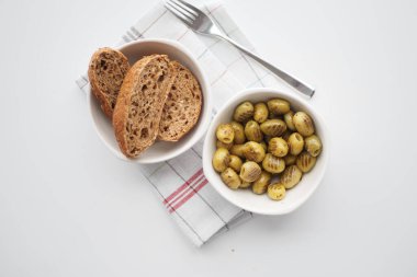 Izgara yeşil zeytin. Lezzetli organik yeşil zeytinler ve bir kasede ekmek. ,