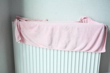 Havluyu ısıtma kaloriferinde kurutuyorum.,,