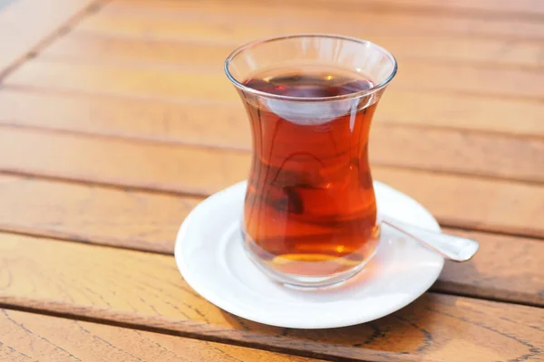 白テーブルの上の伝統的なトルコ茶 — ストック写真