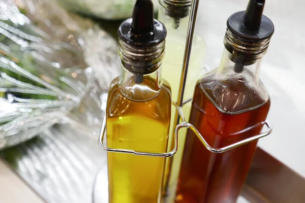 Botol Minyak Zaitun Aromatik Atas Meja — Stok Foto