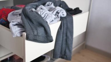 Üst görünümü dağınık kumaşlarla daha saf.