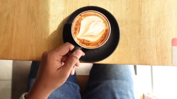 テーブルの上でコーヒーカップを持っている男性のPovショット — ストック動画