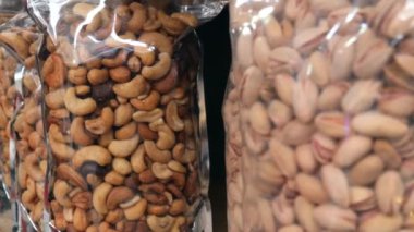 ceviz, ceviz ve badem dükkanda plastik bir pakette. .