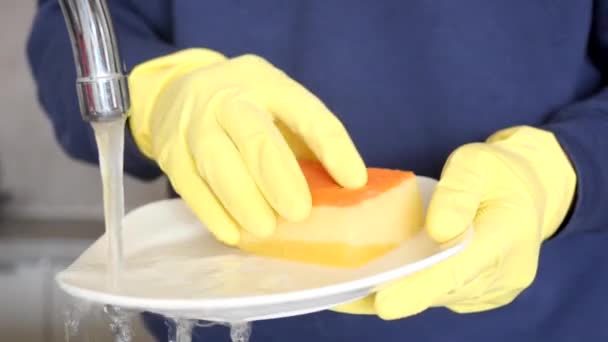 Κλείστε Χέρια Των Ανδρών Πλύσιμο Πιάτων Στην Κουζίνα — Αρχείο Βίντεο