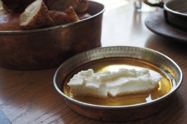 Tereyağlı krema ve bal masanın üstünde.