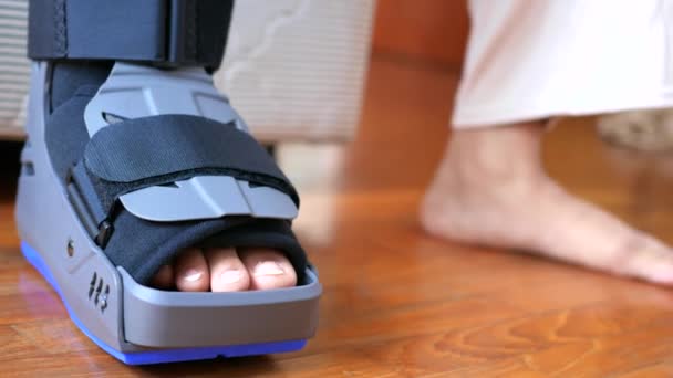 Γυναίκες Σπασμένα Πόδια Γκρι Πλαστική Μπότα Αστράγαλο Στήριγμα Τραυματισμό Προστασία — Αρχείο Βίντεο