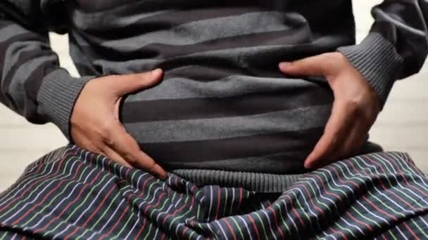 人間の手は過剰な腹の脂肪や太りすぎの概念を — ストック動画
