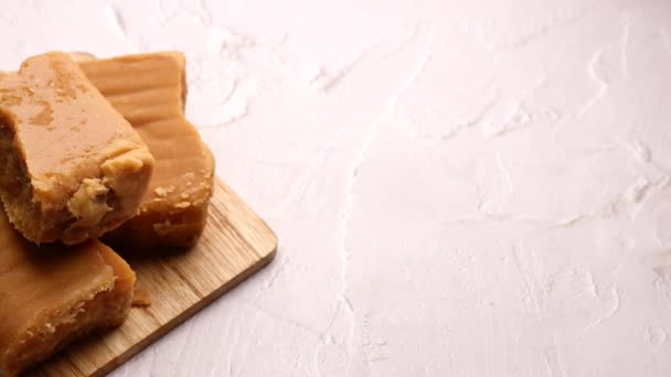 식탁에 전통적 사탕수수 입방체 — 비디오