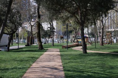 İstanbul 'daki yerel parkta dinlenen insanlar .