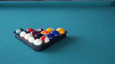  Mola sırasında bilardo topu üçgeni..