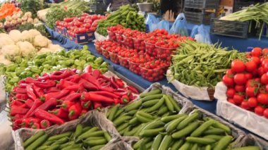  green and red capsicum displaying at shop .